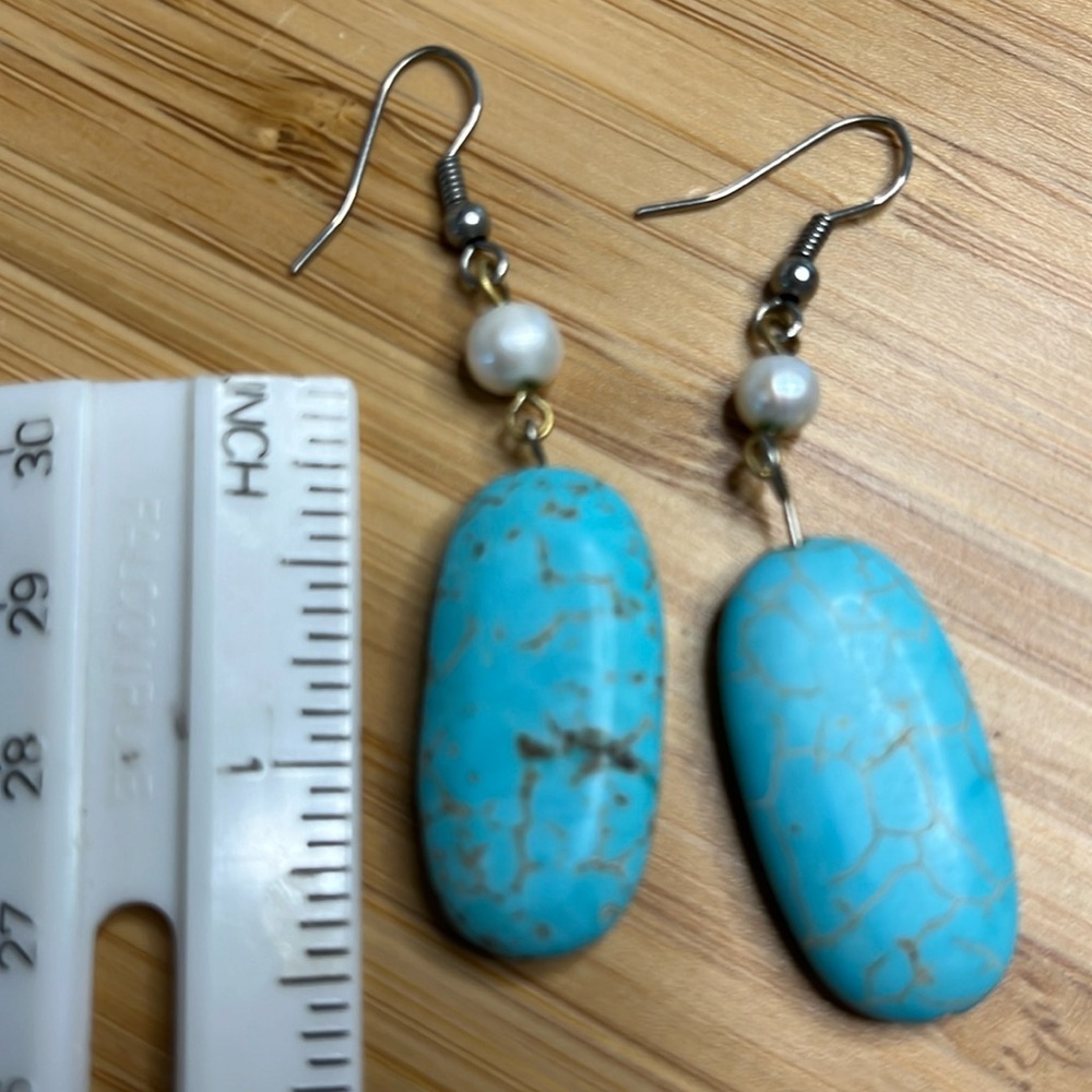 Vintage turquoise (dyed Howlite?) earrings w faux pearl - Picture 2 of 3